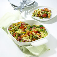 Buntes Nudelgratin mit Erbsen und Tomaten