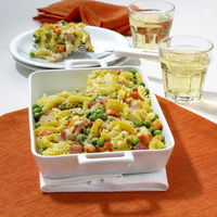 Gratin aus Spiralnudeln, Erbsen und Schinken