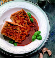 Nudelpastete mit Basilikum-Tomatensauce