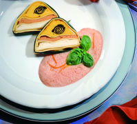 Lauwarme Nudelterrine mit Blutorangensauce