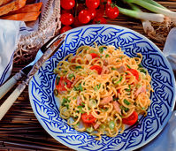 Salat aus Gabelspaghetti mit Thunfisch und Kirschtomaten