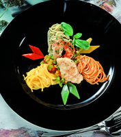 Bunte Spaghettinester mit sautierter Riesengarnele und Seeteufel