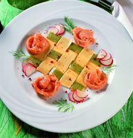 Nudelmosaik mit mariniertem Lachs