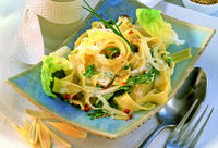 Bandnudeln mit ged�nstetem Kopfsalat, Schnittlauchsauce und Sesam