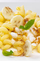 Korkenziehernudeln in Sahne mit Bananen und Zimt