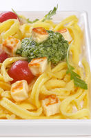 Sp�tzle mit Kirschtomaten, K�sekrusteln und Raukenpaste
