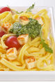 Sp�tzle mit Kirschtomaten, K�sekrusteln und Raukenpaste