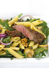 Nudelsalat mit lauwarmen Lammfilets
