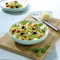 Spaghettisalat mit Rucola und Parmesan
